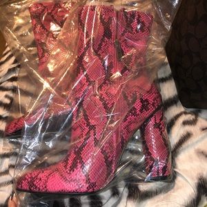 Neon cape robin snake boots